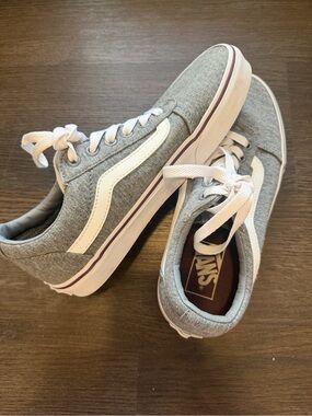 Vans Light Grey, Maroon, and White Women’s Sneakers Size 7